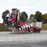 Bei einem Crashtest wurde ein Lkw mit knapp 50 km/h gegen die Trucksperre gefahren.