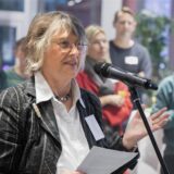 Prof. Metz-Göckel steht vor einem Mikrofon.