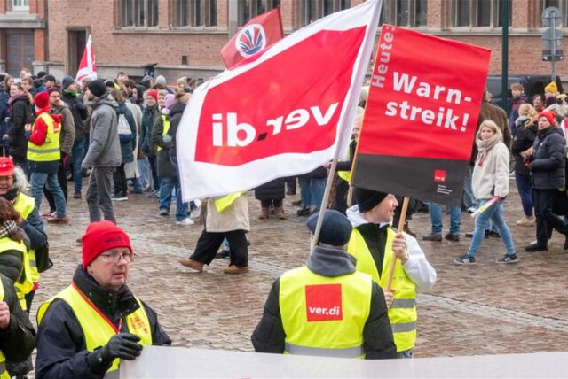 Demonstranten auf einem Warnstreik der Gewerkschaft Verdi.