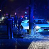 Ein weißer Pkw steht auf der nächtlichen Alten Grenzstraße in Recklinghausen. Polizeibeamte stehen um das Fahrzeug herum.