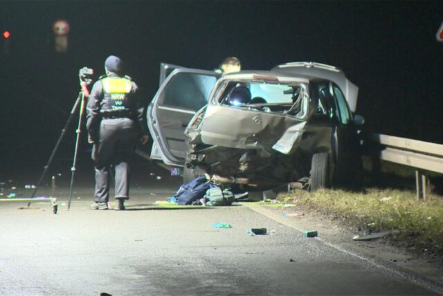 Ein stark beschädigtes Unfallfahrzeug auf der A2 zwischen dem Kreuz Recklinghausen und der Anschlussstelle Herten wird von Polizeibeamten untersucht.
