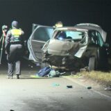 Ein stark beschädigtes Unfallfahrzeug auf der A2 zwischen dem Kreuz Recklinghausen und der Anschlussstelle Herten wird von Polizeibeamten untersucht.