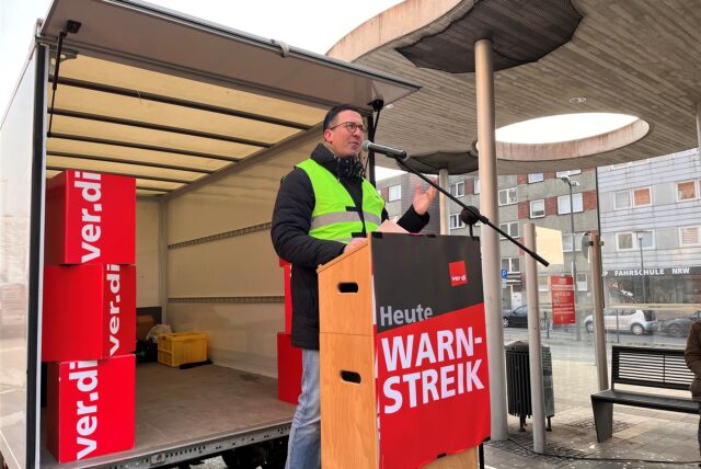 Verdi-Vertreter Eric Lobach sprach beim Warnstreik am Zentralen Busbahnhof in Herten-Mitte zu den Anwesenden.