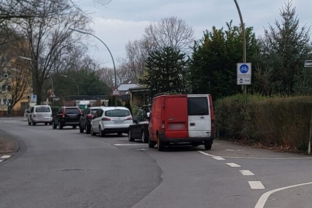 Am Straßenrand geparkte Autos blockieren die Fahrbahn einer Fahrradstraße in Marl.