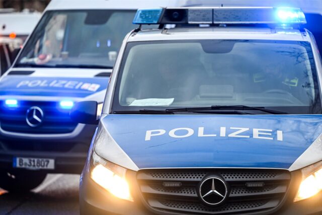 Zwei Einsatzfahrzeuge der Polizei