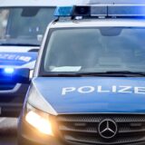 Zwei Einsatzfahrzeuge der Polizei