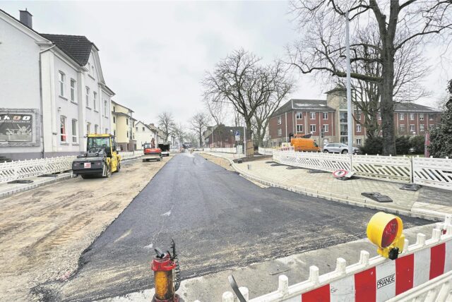 Blick auf die neue Asphaltdecke an der Hochstraße in Waltrop.
