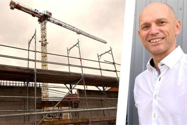 Links ein Blick auf die Baustelle der neuen Sporthalle des Städtischen Gymnasiums Herten mit einem Kran im Hintergrund, rechts ein Porträtfoto von Sebastian Scholz vom Hertener Immobilienbetrieb (HIB).
