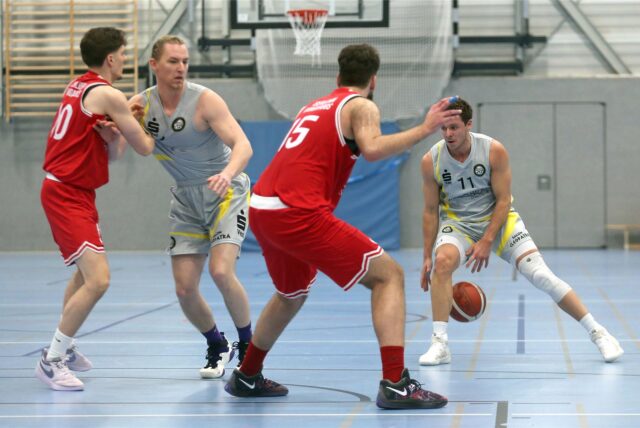 Gegensätze: Vor einer Woche mussten Julian Wesselbaum (r.) und Anton Baumann (2.v.l.) gegen Iserlohn gewinnen, diesmal sind die Erwartungen viel geringer.