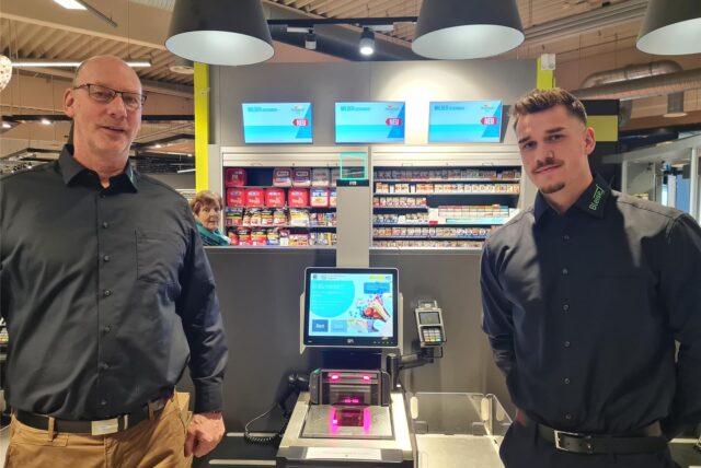 Edeka-Chef Hans-Jürgen Bleise und Juniorchef Marius-Bleise vor den neuen Selbstbedienungskassen.