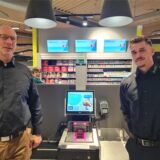 Edeka-Chef Hans-Jürgen Bleise und Juniorchef Marius-Bleise vor den neuen Selbstbedienungskassen.