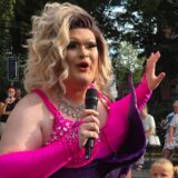 Pascal Budde singt im glitzernden Kostüm als ChiChi DeVine.