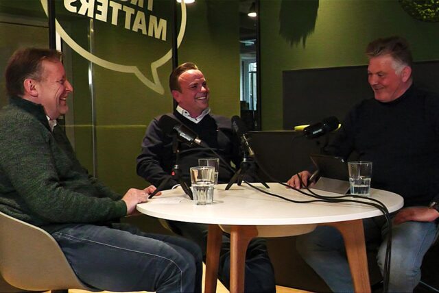 Fußball-Talk vor dem Start einer hoffentlich packenden Landesliga-Rückrunde: Thomas Falkowski, Trainer des FC Marl (M.), mit Henry Schoemaker (r.) und Thomas Braucks.