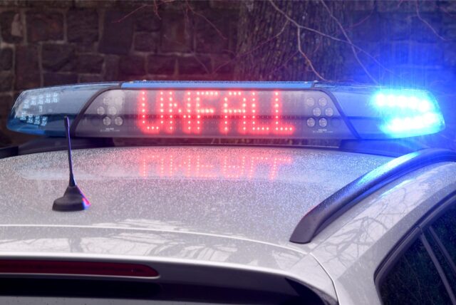 Symbolbild einer Unfallanzeige auf dem Dach eines Polizeiwagens.