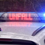 Symbolbild einer Unfallanzeige auf dem Dach eines Polizeiwagens.
