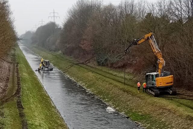 Ein Bagger in der Emscher, ein Bagger direkt daneben. Dieses Foto schickte uns ein Leser zu.