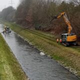 Ein Bagger in der Emscher, ein Bagger direkt daneben. Dieses Foto schickte uns ein Leser zu.