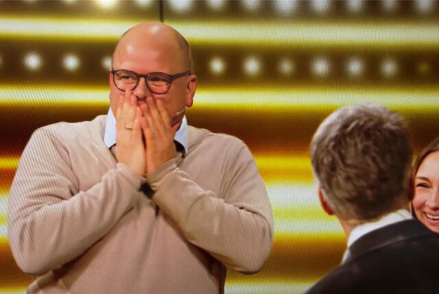 Marco van den Berg aus Bocholt freut sich, als er in der Sat.1-Show „Das 1% Quiz“ mit Moderator Jörg Pilawa das Finale gewonnen hat.