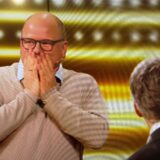 Marco van den Berg aus Bocholt freut sich, als er in der Sat.1-Show „Das 1% Quiz“ mit Moderator Jörg Pilawa das Finale gewonnen hat.