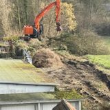 Ein Bagger rodet Bäume am Schwarzen Weg.