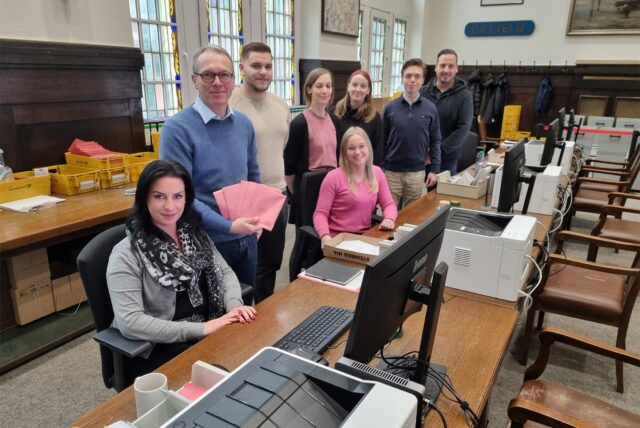 Das Team des Dattelner Briefwahlbüros an den Computer-Plätzen im Sitzungssaal des Rathauses.