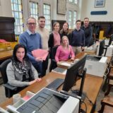 Das Team des Dattelner Briefwahlbüros an den Computer-Plätzen im Sitzungssaal des Rathauses.
