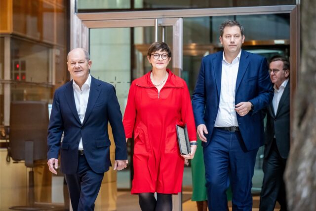 Bundeskanzler Olaf Scholz mit den SPD-Parteivorsitzenden Saskia Esken und Lars Klingbeil sowie Bundesverteidigungsminister Boris Pistorius.