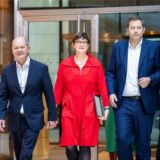 Bundeskanzler Olaf Scholz mit den SPD-Parteivorsitzenden Saskia Esken und Lars Klingbeil sowie Bundesverteidigungsminister Boris Pistorius.