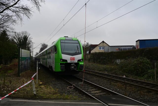 Die S-Bahn steht am Bahnübergang an der Westerholter Straße, daneben ist Absperrband zu sehen.