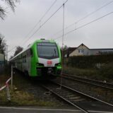 Die S-Bahn steht am Bahnübergang an der Westerholter Straße, daneben ist Absperrband zu sehen.