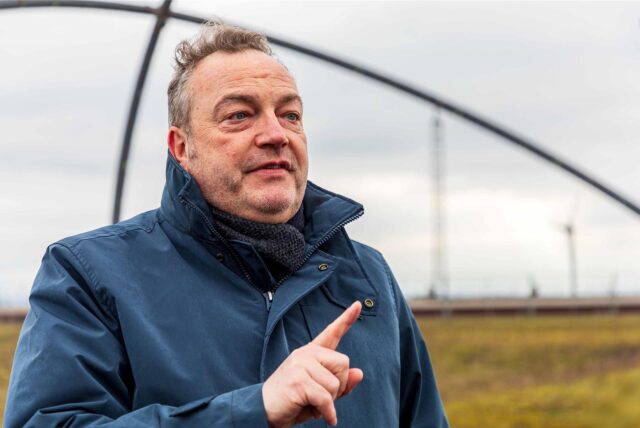 Landrat Bodo Klimpel auf dem Gipfel der Halde Hoheward neben dem Horizont-Observatorium.