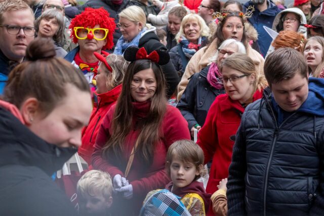 Verkleidete Menschen feiern Karneval.