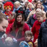 Verkleidete Menschen feiern Karneval.