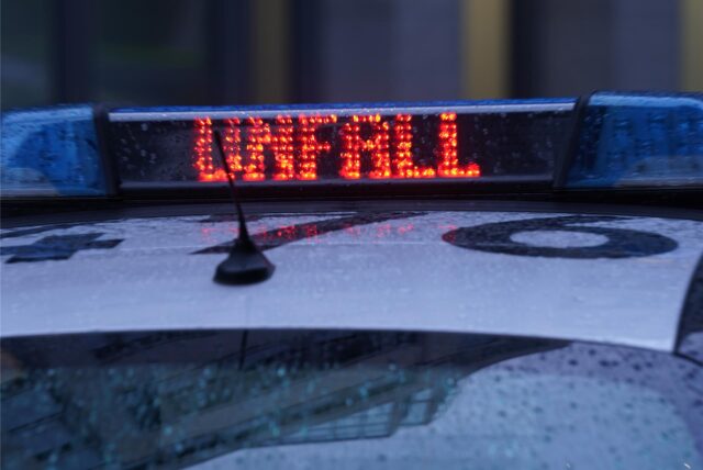 Der Schriftzug „Unfall“ ist neben dem Blaulicht auf dem Dach eines Polizeiautos zu lesen.