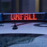 Der Schriftzug „Unfall“ ist neben dem Blaulicht auf dem Dach eines Polizeiautos zu lesen.