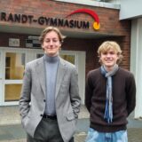 Zwei Jugendliche stehen vor dem Willy-Brandt-Gymnasium in Oer-Erkenschwick