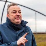 Landrat Bodo Klimpel im Gespräch vor der Kulisse des Horizont-Observatoriums auf der Halde Hoheward in Herten.