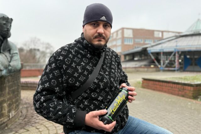 Alan Mehovic mit einer Flasche Lachgas im Dortmunder Stadtgarten