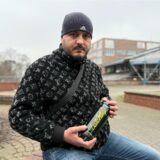 Alan Mehovic mit einer Flasche Lachgas im Dortmunder Stadtgarten