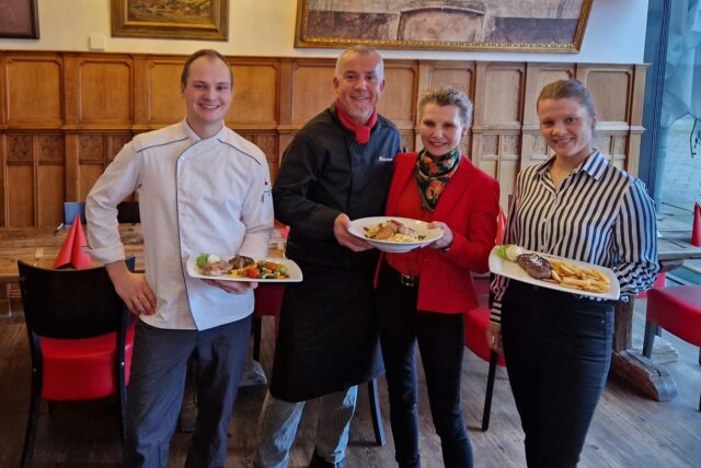 Felix Eckardt, Koch Esat Labjani und die Geschäftsinhaberinnen Susanne und Julia Eckardt im Restaurant Pfefferkorn am Phoenixsee in Dortmund.