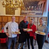 Felix Eckardt, Koch Esat Labjani und die Geschäftsinhaberinnen Susanne und Julia Eckardt im Restaurant Pfefferkorn am Phoenixsee in Dortmund.