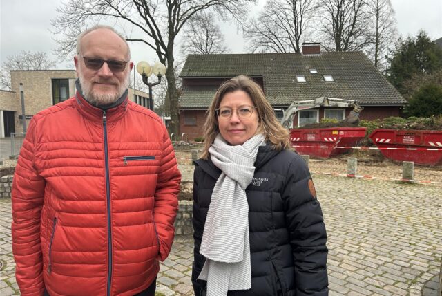 Heinrich Plaßmann und Ulrike Gemballa auf dem Kirchplatz vor der Baustelle