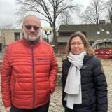 Heinrich Plaßmann und Ulrike Gemballa auf dem Kirchplatz vor der Baustelle