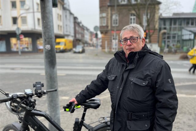 Klaus Karrasch steht an einer Kreuzung in Dorsten.