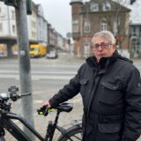 Klaus Karrasch steht an einer Kreuzung in Dorsten.
