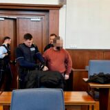 Der Angeklagte wird im Gefängnis schwer bewacht.