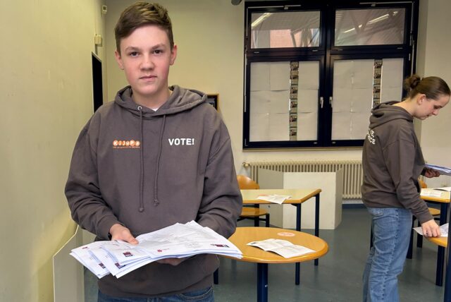 Ein Jugendlicher aus Waltrop hält Wahlzettel in der Hand.