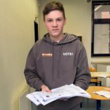 Ein Jugendlicher aus Waltrop hält Wahlzettel in der Hand.