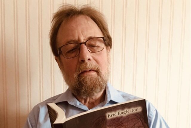 Ein Mann liest in einem Buch
