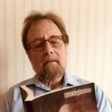 Ein Mann liest in einem Buch